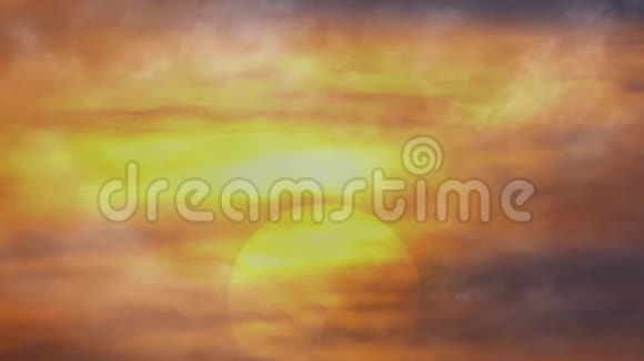 金色的夕阳和云在天空中移动视频的预览图
