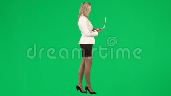 女商人用笔记本电脑拍摄绿色屏幕画面视频的预览图