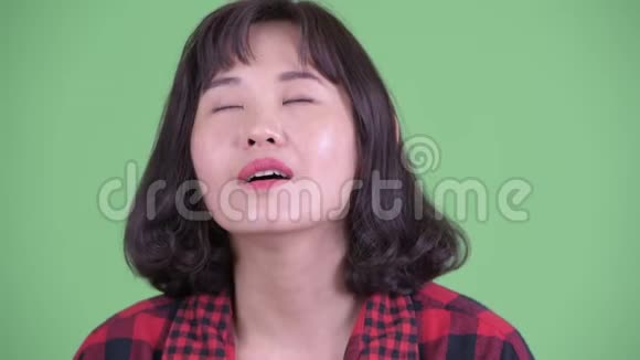 快乐的亚洲时髦女人闭着眼睛放松的脸视频的预览图