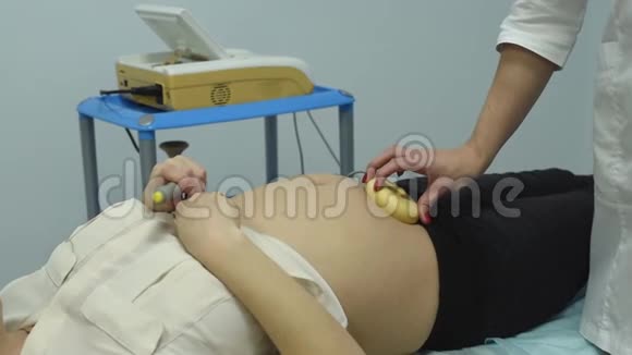 妇科医生检查孕妇胎儿多普勒心脏听诊医生办公室的病人评估心跳和视频的预览图