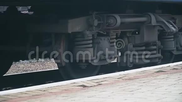 列车到达车站站台运输和后勤背景车轮的特写视频的预览图