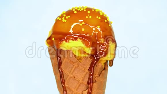 柠檬洒冰淇淋在华夫饼锥旋转的白色背景和液体焦糖浇在上面视频的预览图