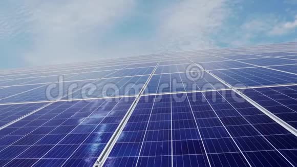 太阳能发电站蓝天白云背景下的太阳能电池板视频的预览图