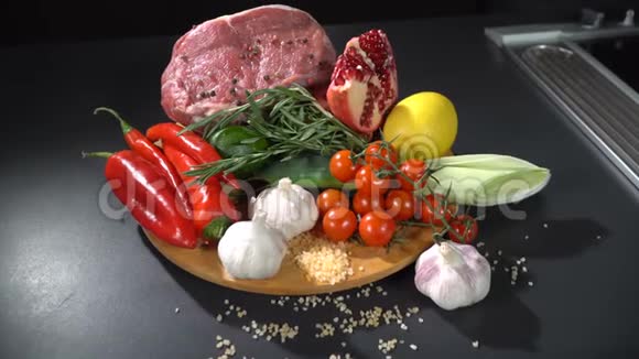 有蔬菜和水果的肉视频的预览图