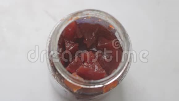 从罐子里拿出一小勺美味的天然昆士果酱文斯片视频的预览图