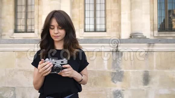 巴黎法国漂亮的女人用胶卷相机拍照巴黎的旧建筑背景视频的预览图