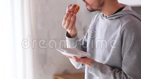 年轻人在厨房吃甜甜圈视频的预览图