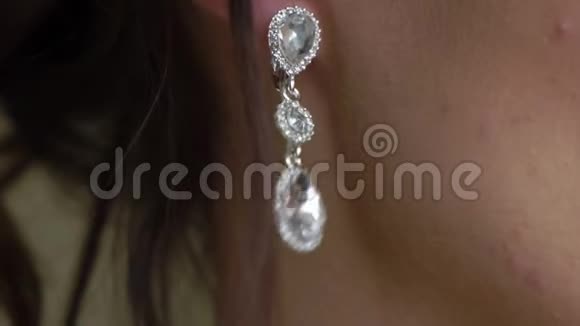 戴耳环的年轻女士视频的预览图