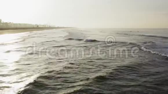 飞越水金色朦胧黎明洪顿海滩加利福尼亚视频的预览图