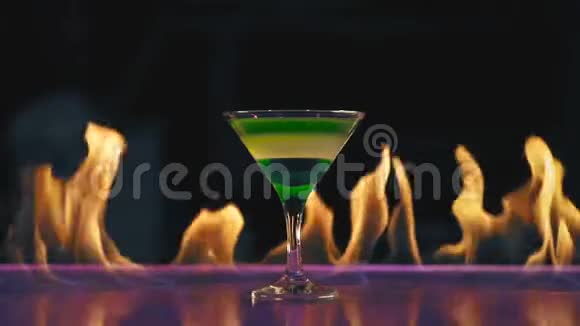 酒吧里的鸡尾酒着火了视频的预览图
