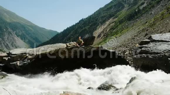 人坐莲位禅坐山中河水流得很快视频的预览图