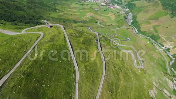 从上方可以看到阿尔卑斯山的瑞士通道弯曲的道路视频的预览图