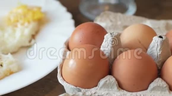 早餐有香肠和鸡蛋视频的预览图