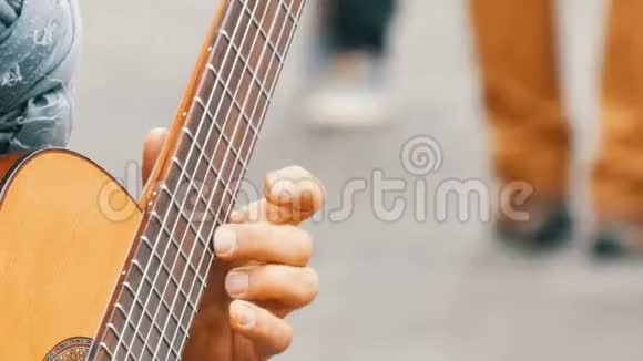 德国纽伦堡2018年12月1日街头吉他专业演奏熟练演奏街头吉他视频的预览图