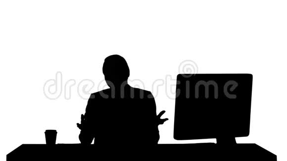 激动的商务女性坐在办公桌前用相机交谈视频的预览图