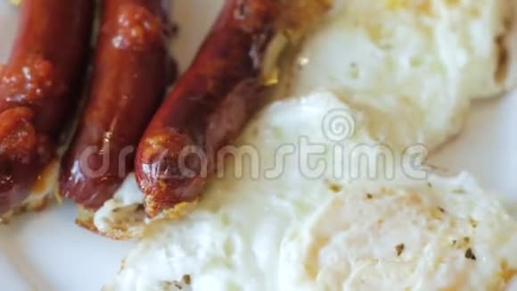 早餐有香肠和鸡蛋视频的预览图