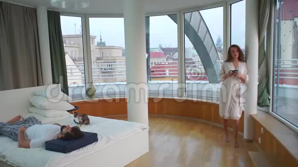 男孩和女孩在布拉格的公寓背景视频的预览图