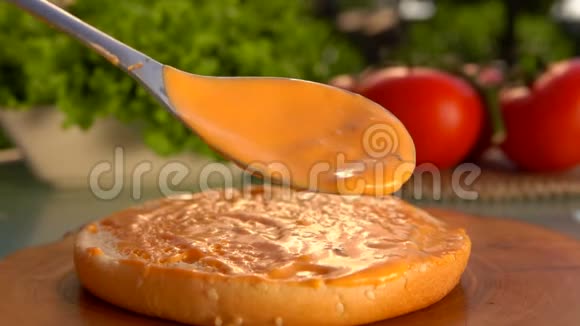 勺子把酱汁涂在汉堡包上视频的预览图