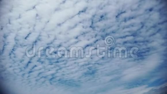 可怕的时间推移云与蓬松的白色阿尔托积云在空中翻滚视频的预览图