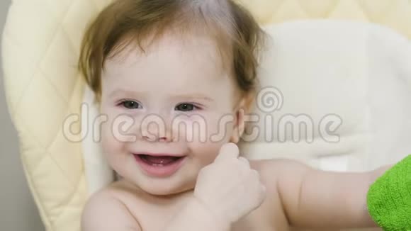 婴儿坐在儿童椅子上微笑视频的预览图