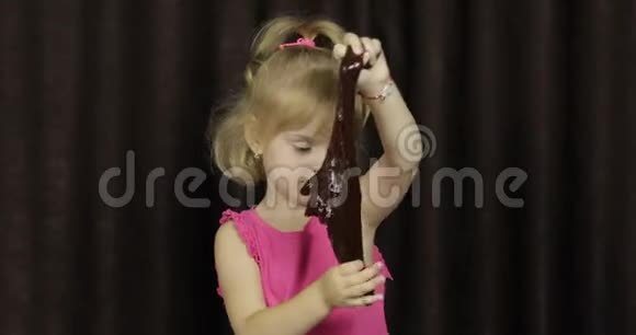 孩子喜欢做棕色黏液小孩玩手工制作的玩具黏液视频的预览图