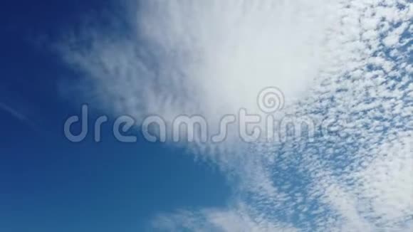 时间流逝的天空白色蓬松的阿尔托积云在天空中飞舞视频的预览图