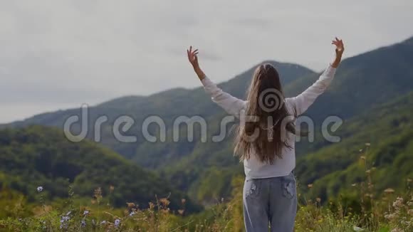 在山顶上看到快乐的少女视频的预览图