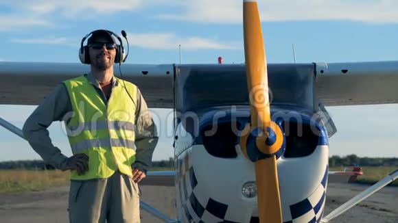飞机飞机农作物收割机和一名准备飞行的装备飞行员视频的预览图
