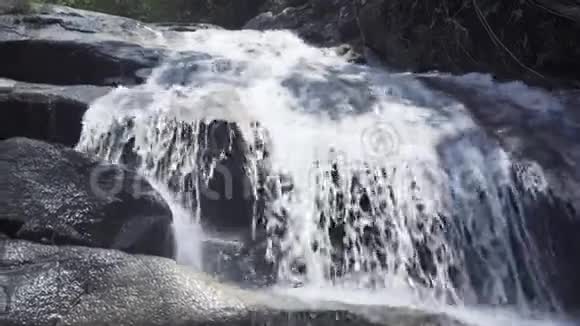 山河中的水流倾泻在大石头上从山瀑布流出来的水很快流入了岩石河视频的预览图