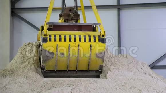一个巨大的无线电控制桶抓住沙子把它倒进一个大沙库视频的预览图
