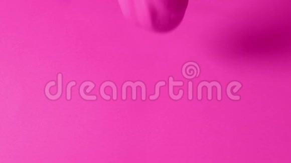 粉红涂料涂于粉红表面视频的预览图