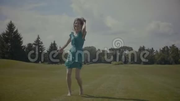 在绿茵场上跑步的赤脚妇女视频的预览图