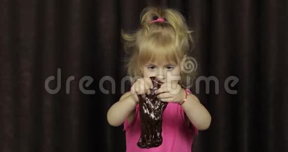 孩子喜欢做棕色黏液小孩玩手工制作的玩具黏液视频的预览图