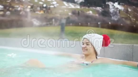 山里的温泉女人在冬天的温泉里休息视频的预览图