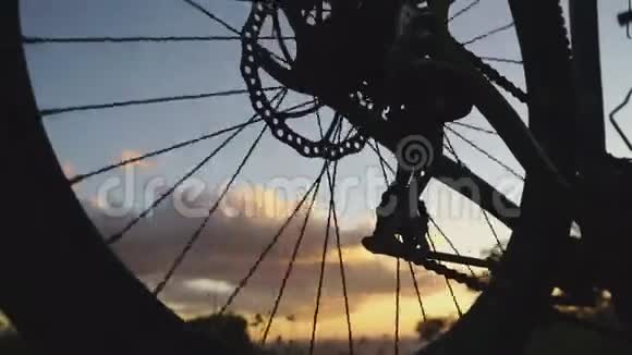 日落时旋转自行车轮视频的预览图