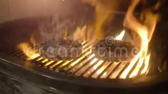 用木炭烤出的焦味牛肉汉堡视频的预览图