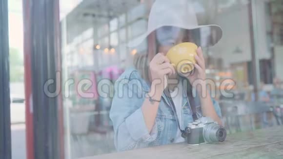 商业自由职业的亚洲女性在咖啡馆里坐在桌上喝着温茶或咖啡视频的预览图