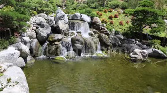 日本花园的瀑布视频的预览图