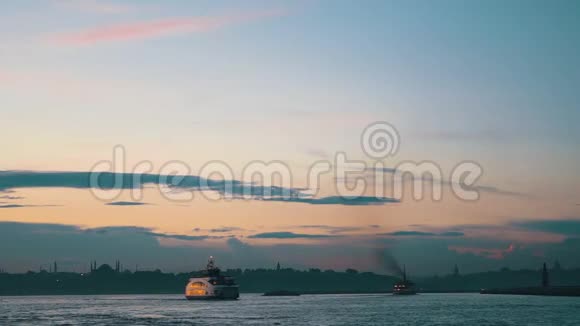 土耳其伊斯坦布尔Bosphorus客运渡轮巡航视频的预览图