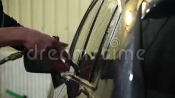洗车一个人洗了一辆车洗车员工使用洗车特写慢动作视频的预览图