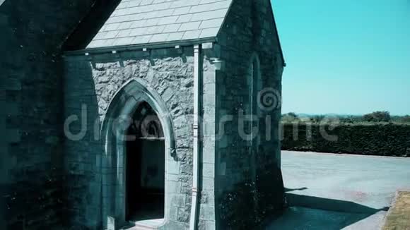 一个与世隔绝的乡村教堂视频的预览图