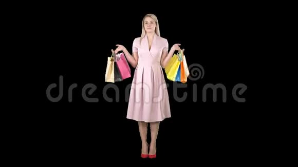穿着粉色连衣裙的女人站在阿尔法频道视频的预览图