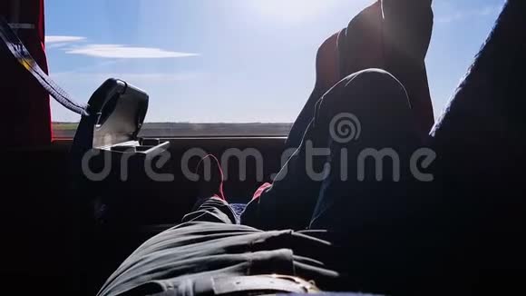 男性游客躺在车上旅行低成本交通工具学生旅行冒险视频的预览图