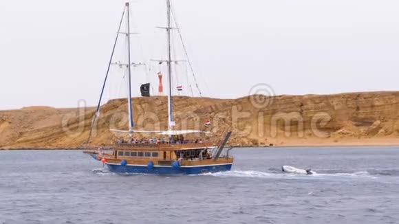 美丽的木制游艇与游客是航行在风暴海的背景岩石埃及视频的预览图