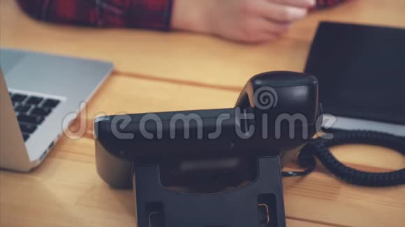 一个女人的手办公室里手里拿着电话在桌子上在工作场所现代视频的预览图
