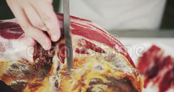 厨师切杰蒙腿或干腌火腿红色特写镜头视频的预览图