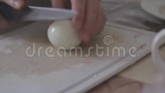 烹饪蟹肉沙拉女性用一把刀切煮鸡蛋作为配料假期即将来临视频的预览图