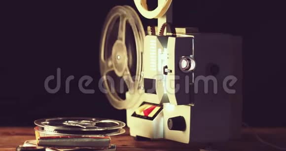 复古8毫米电影放映机在黑暗的房间工作视频的预览图