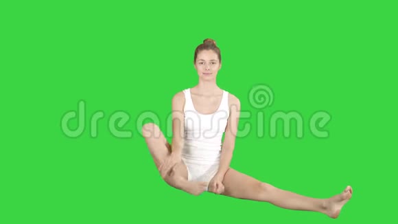 美丽的女人坐在没有瑜伽垫的莲花姿势上的绿色屏幕Chroma键视频的预览图