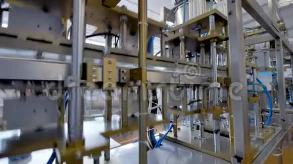 一条长时间的酸奶油灌装和包装生产线视频的预览图